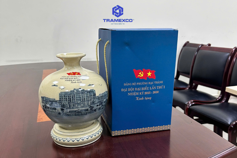 GỐM CHU ĐẬU – QUÀ TẶNG ĐẠI HỘI ĐẠI BIỂU LẦN THỨ I CỦA ĐẢNG BỘ PHƯỜNG HẠC THÀNH (NHIỆM KỲ 2025–2030)