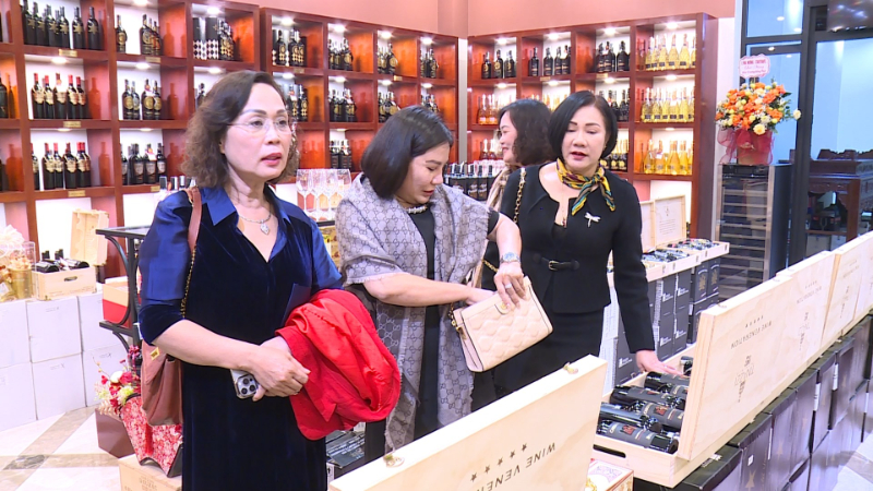 Khách hàng được tư vấn tận tình